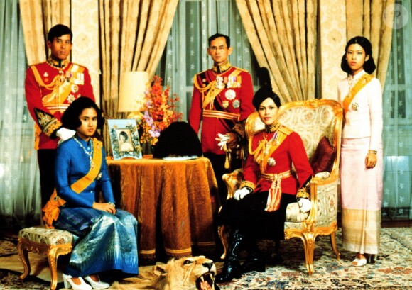 Le roi Bhumibol de Thaïlande et la reine Sirikit au palais royal à Bangkok en août 1978 avec le prince héritier Vajiralongkorn, la princesse Sirindhorn et la princesse Chulabhorn. © Peter Bischoff/ABACAPRESS.COM