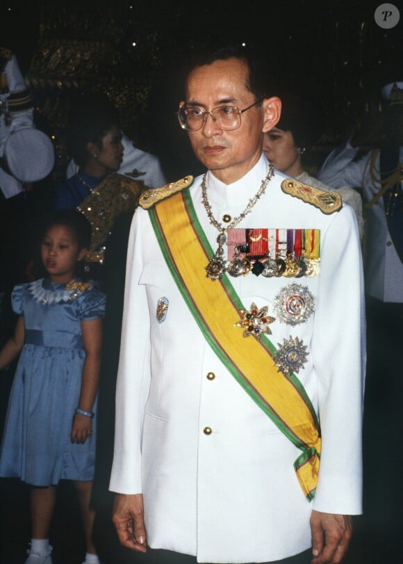 Le roi Bhumibol de Thaïlande lors de son 60e anniversaire en 1987 à Bangkok © Harald Menk/DPA/ABACAPRESS.COM
