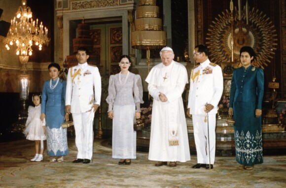 Le roi Bhumibol de Thaïlande, la reine Sirikit et leurs enfants recevant le pape Jean-Paul II au palais royal à Bangkok en mai 1984. © Gustav Dietrich/DPA/ABACAPRESS.COM