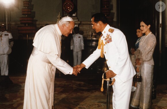 Le roi Bhumibol de Thaïlande le pape Jean-Paul II au palais royal à Bangkok en mai 1984. © Gustav Dietrich/DPA/ABACAPRESS.COM