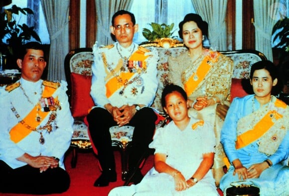 Le roi Bhumibol de Thaïlande et la reine Sirikit avec le prince héritier Vajiralongkorn, la princesse Sirindhorn et la princesse Chulabhorn au palais royal à Bangkok en 1975 © Peter Bischoff/ABACAPRESS.COM