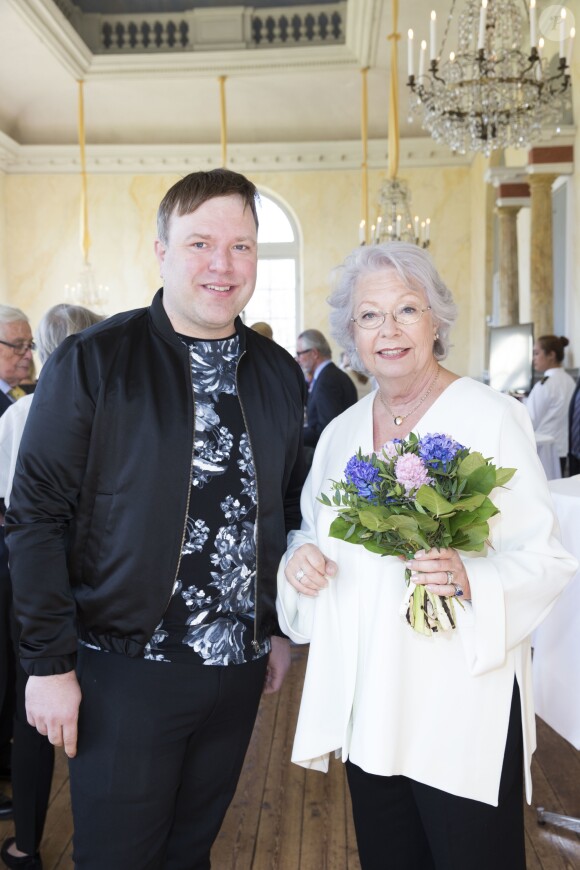 Roger Lundgren et la princesse Christina de Suède lors de la séance de dédicaces de la princesse pour son livre sur le domaine royal de Drottningholm à Stockholm, le 20 avril 2016.