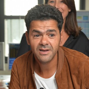 Jamel Debbouze - 12e édition du "BGC Charity Day" à Paris, le 12 septembre 2016, en mémoire aux 658 collaborateurs du groupe BGC Partners (leader mondial du courtage interbancaire) disparus il y a 15 ans dans les attentats du World Trade Center du 11 septembre 2001. Les people sont courtier d'un jour pour encourager les clients à passer ce jour là le maximum d'ordres dans la salle des marchés d'Aurel BGC au 62, rue de Richelieu 75002 Paris. Chaque 11 septembre, la totalité du chiffre d'affaire réalisé par le groupe sera reversée à des associations. © Veeren / Bestimage