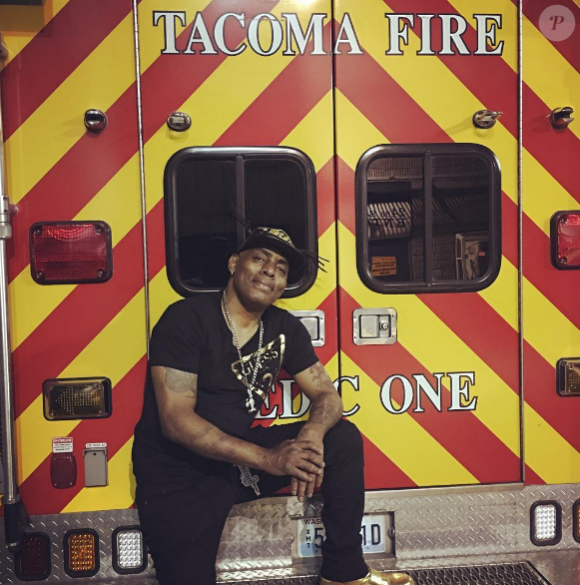 Coolio pose devant un camion de pompier sur Instagram.