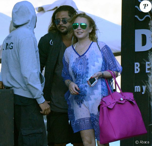 Egor Tarabasov et Lindsay Lohan quittent une plage à Mykonos. le 26 août 2016