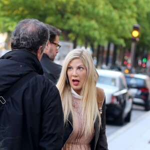 Semi-Exclusif - Tori Spelling, son mari Dean McDermott et leurs enfants Finn, Stella, Hattie et Liam sont allés chez Angelina rue de Rivoli puis se sont rendus au Café de L'homme à Paris, le 19 avril 2016.