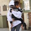 Kim Kardashian, cachée par ses vêtements, et sa fille North sortent de son appartement à New York, le 6 octobre 2016.