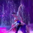 Grégoire Lyonnet torse nu pour sa prestation avec Camille Lou sur "Purple Rain", de Prince