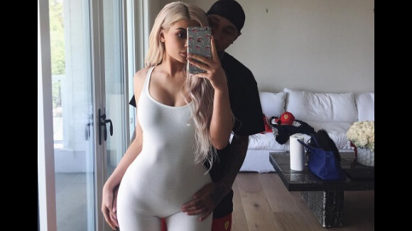 Kylie Jenner : Poses lascives et sexy avec Tyga, "le meilleur père du monde"
