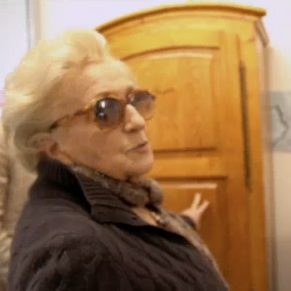 Capture d'écran des reportages "Jacques Chirac, l'homme qui ne voulait pas être président", dans le cadre de l'émission de Laurent Delahousse, puis "Bernadette Chirac, mémoires d'une femme libre", diffusés sur France 2, le 16 ocobre 2016. Bernadette devant l'armoire de sa fille Laurence.