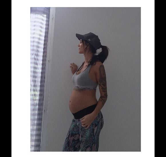 Julia Paredes des "Marseillais et les Ch'tis VS Le reste du monde" enceinte, dévoile son baby bump sur Instagram, octobre 2016