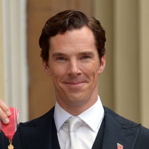 Benedict Cumberbatch, accompagné de sa femme Sophie Hunter, a reçu la médaille de l'Ordre de l'Empire britannique, au palais de Buckingham à Londres. Le 10 novembre 2015
