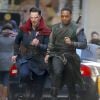 Benedict Cumberbatch et Chiwetel Ejiofor lors du tournage d'une scène de "Dr Strange" sur Madison avenue à New York le 3 avril 2016