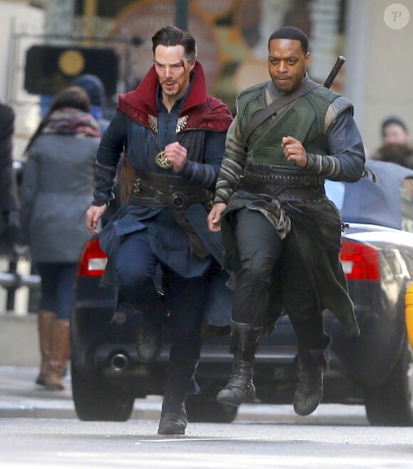 Benedict Cumberbatch et Chiwetel Ejiofor lors du tournage d'une scène de "Dr Strange" sur Madison avenue à New York le 3 avril 2016