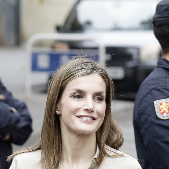 Letizia d'Espagne a été submergée par ses admirateurs lors de son passage dans le quartier d'Entrevias, à Madrid, pour une réunion de travail avec la Confédération Santé Mentale Espagne, le 18 octobre 2016.