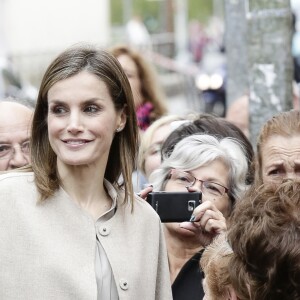 Letizia d'Espagne a été submergée par ses admirateurs lors de son passage dans le quartier d'Entrevias, à Madrid, pour une réunion de travail avec la Confédération Santé Mentale Espagne, le 18 octobre 2016.