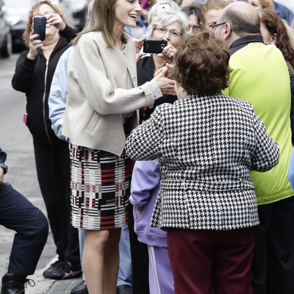 Letizia d'Espagne a été submergée par ses admirateurs lors de son passage dans le quartier d'Entrevias, à Madrid, pour une réunion de travail avec la Confédération Santé Mentale Espagne, le 18 octobre 2016.
