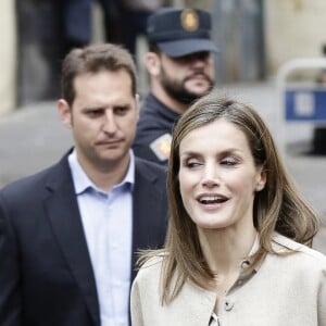 Letizia d'Espagne a été submergée par ses admirateurs lors de son passage dans le quartier d'Entrevias, à Madrid, pour une réunion de travail avec la Confédération Santé Mentale Espagne, le 18 octobre 2016.