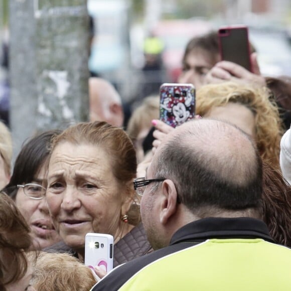 Letizia d'Espagne a été submergée par ses admirateurs lors de son passage dans le quartier d'Entrevias, à Madrid, pour une réunion de travail avec la Confédération Santé Mentale Espagne, le 18 octobre 2016.