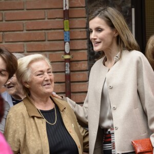 Letizia d'Espagne a été submergée par ses admirateurs lors de son passage dans le quartier d'Entrevias, à Madrid, pour une réunion de travail avec la Confédération Santé Mentale Espagne, le 18 octobre 2016.