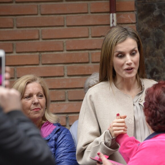 Letizia d'Espagne a été submergée par ses admirateurs lors de son passage dans le quartier d'Entrevias, à Madrid, pour une réunion de travail avec la Confédération Santé Mentale Espagne, le 18 octobre 2016.