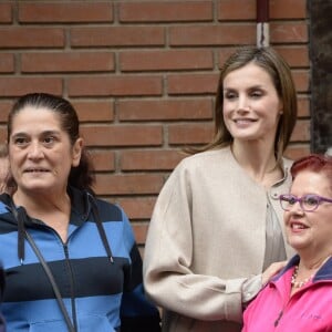 Letizia d'Espagne a été submergée par ses admirateurs lors de son passage dans le quartier d'Entrevias, à Madrid, pour une réunion de travail avec la Confédération Santé Mentale Espagne, le 18 octobre 2016.