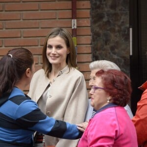 Letizia d'Espagne a été submergée par ses admirateurs lors de son passage dans le quartier d'Entrevias, à Madrid, pour une réunion de travail avec la Confédération Santé Mentale Espagne, le 18 octobre 2016.