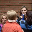 Letizia d'Espagne a été submergée par ses admirateurs lors de son passage dans le quartier d'Entrevias, à Madrid, pour une réunion de travail avec la Confédération Santé Mentale Espagne, le 18 octobre 2016.