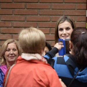 Letizia d'Espagne a été submergée par ses admirateurs lors de son passage dans le quartier d'Entrevias, à Madrid, pour une réunion de travail avec la Confédération Santé Mentale Espagne, le 18 octobre 2016.