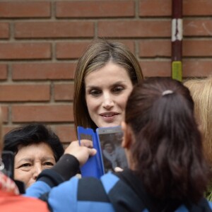 Letizia d'Espagne a été submergée par ses admirateurs lors de son passage dans le quartier d'Entrevias, à Madrid, pour une réunion de travail avec la Confédération Santé Mentale Espagne, le 18 octobre 2016.