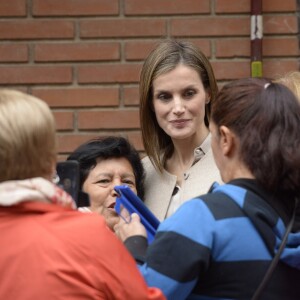 Letizia d'Espagne a été submergée par ses admirateurs lors de son passage dans le quartier d'Entrevias, à Madrid, pour une réunion de travail avec la Confédération Santé Mentale Espagne, le 18 octobre 2016.