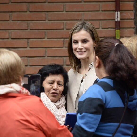 Letizia d'Espagne a été submergée par ses admirateurs lors de son passage dans le quartier d'Entrevias, à Madrid, pour une réunion de travail avec la Confédération Santé Mentale Espagne, le 18 octobre 2016.