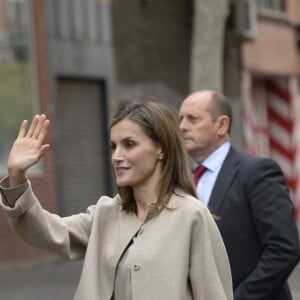 Letizia d'Espagne a été submergée par ses admirateurs lors de son passage dans le quartier d'Entrevias, à Madrid, pour une réunion de travail avec la Confédération Santé Mentale Espagne, le 18 octobre 2016.