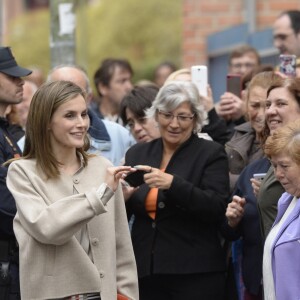 Letizia d'Espagne a été submergée par ses admirateurs lors de son passage dans le quartier d'Entrevias, à Madrid, pour une réunion de travail avec la Confédération Santé Mentale Espagne, le 18 octobre 2016.