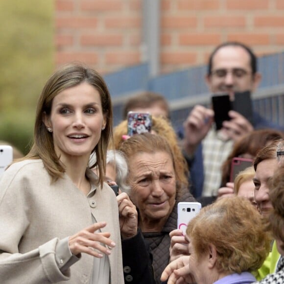 Letizia d'Espagne a été submergée par ses admirateurs lors de son passage dans le quartier d'Entrevias, à Madrid, pour une réunion de travail avec la Confédération Santé Mentale Espagne, le 18 octobre 2016.