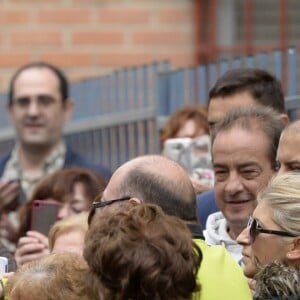 Letizia d'Espagne a été submergée par ses admirateurs lors de son passage dans le quartier d'Entrevias, à Madrid, pour une réunion de travail avec la Confédération Santé Mentale Espagne, le 18 octobre 2016.