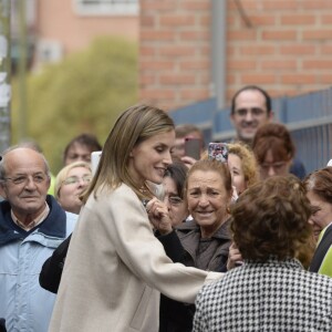 Letizia d'Espagne a été submergée par ses admirateurs lors de son passage dans le quartier d'Entrevias, à Madrid, pour une réunion de travail avec la Confédération Santé Mentale Espagne, le 18 octobre 2016.