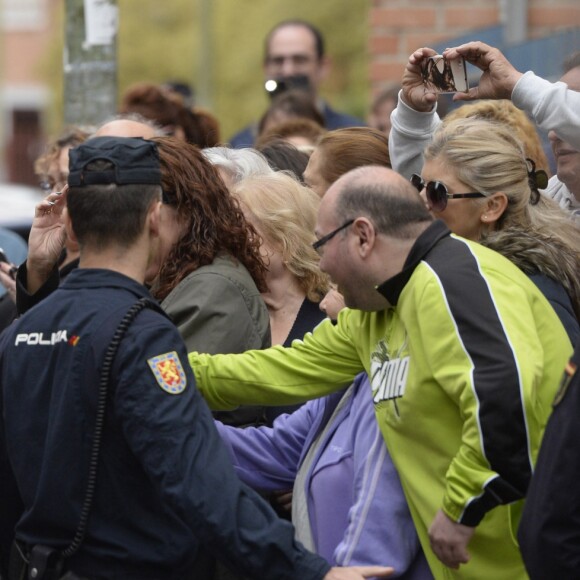 Letizia d'Espagne a été submergée par ses admirateurs lors de son passage dans le quartier d'Entrevias, à Madrid, pour une réunion de travail avec la Confédération Santé Mentale Espagne, le 18 octobre 2016.