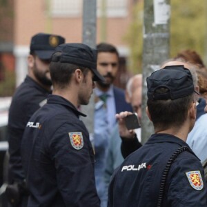 Letizia d'Espagne a été submergée par ses admirateurs lors de son passage dans le quartier d'Entrevias, à Madrid, pour une réunion de travail avec la Confédération Santé Mentale Espagne, le 18 octobre 2016.