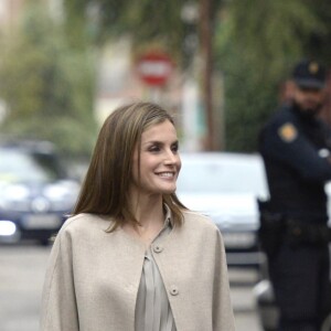 Letizia d'Espagne a été submergée par ses admirateurs lors de son passage dans le quartier d'Entrevias, à Madrid, pour une réunion de travail avec la Confédération Santé Mentale Espagne, le 18 octobre 2016.