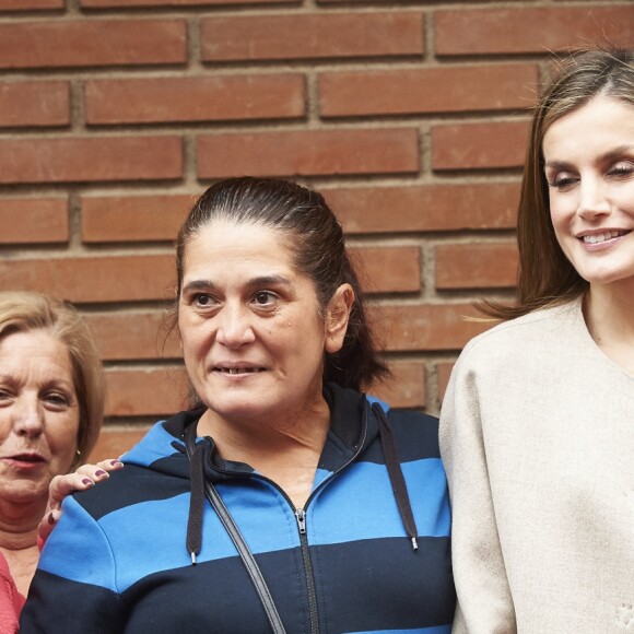 Letizia d'Espagne a été submergée par ses admirateurs lors de son passage dans le quartier d'Entrevias, à Madrid, pour une réunion de travail avec la Confédération Santé Mentale Espagne, le 18 octobre 2016.