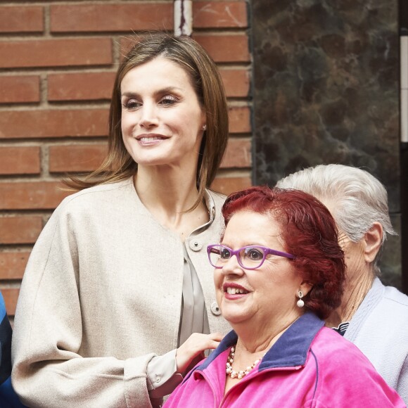 Letizia d'Espagne a été submergée par ses admirateurs lors de son passage dans le quartier d'Entrevias, à Madrid, pour une réunion de travail avec la Confédération Santé Mentale Espagne, le 18 octobre 2016.