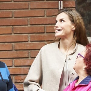 Letizia d'Espagne a été submergée par ses admirateurs lors de son passage dans le quartier d'Entrevias, à Madrid, pour une réunion de travail avec la Confédération Santé Mentale Espagne, le 18 octobre 2016.