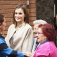 Letizia d'Espagne a été submergée par ses admirateurs lors de son passage dans le quartier d'Entrevias, à Madrid, pour une réunion de travail avec la Confédération Santé Mentale Espagne, le 18 octobre 2016.