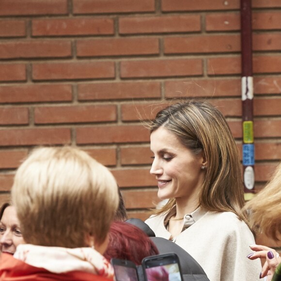 Letizia d'Espagne a été submergée par ses admirateurs lors de son passage dans le quartier d'Entrevias, à Madrid, pour une réunion de travail avec la Confédération Santé Mentale Espagne, le 18 octobre 2016.