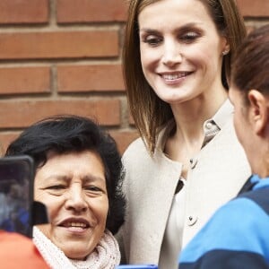 Letizia d'Espagne a été submergée par ses admirateurs lors de son passage dans le quartier d'Entrevias, à Madrid, pour une réunion de travail avec la Confédération Santé Mentale Espagne, le 18 octobre 2016.