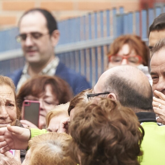 Letizia d'Espagne a été submergée par ses admirateurs lors de son passage dans le quartier d'Entrevias, à Madrid, pour une réunion de travail avec la Confédération Santé Mentale Espagne, le 18 octobre 2016.