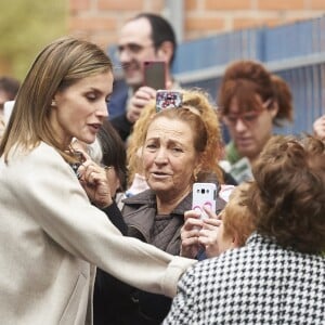 Letizia d'Espagne a été submergée par ses admirateurs lors de son passage dans le quartier d'Entrevias, à Madrid, pour une réunion de travail avec la Confédération Santé Mentale Espagne, le 18 octobre 2016.