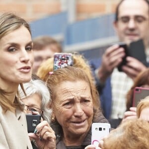 Letizia d'Espagne a été submergée par ses admirateurs lors de son passage dans le quartier d'Entrevias, à Madrid, pour une réunion de travail avec la Confédération Santé Mentale Espagne, le 18 octobre 2016.