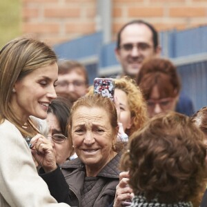 Letizia d'Espagne a été submergée par ses admirateurs lors de son passage dans le quartier d'Entrevias, à Madrid, pour une réunion de travail avec la Confédération Santé Mentale Espagne, le 18 octobre 2016.